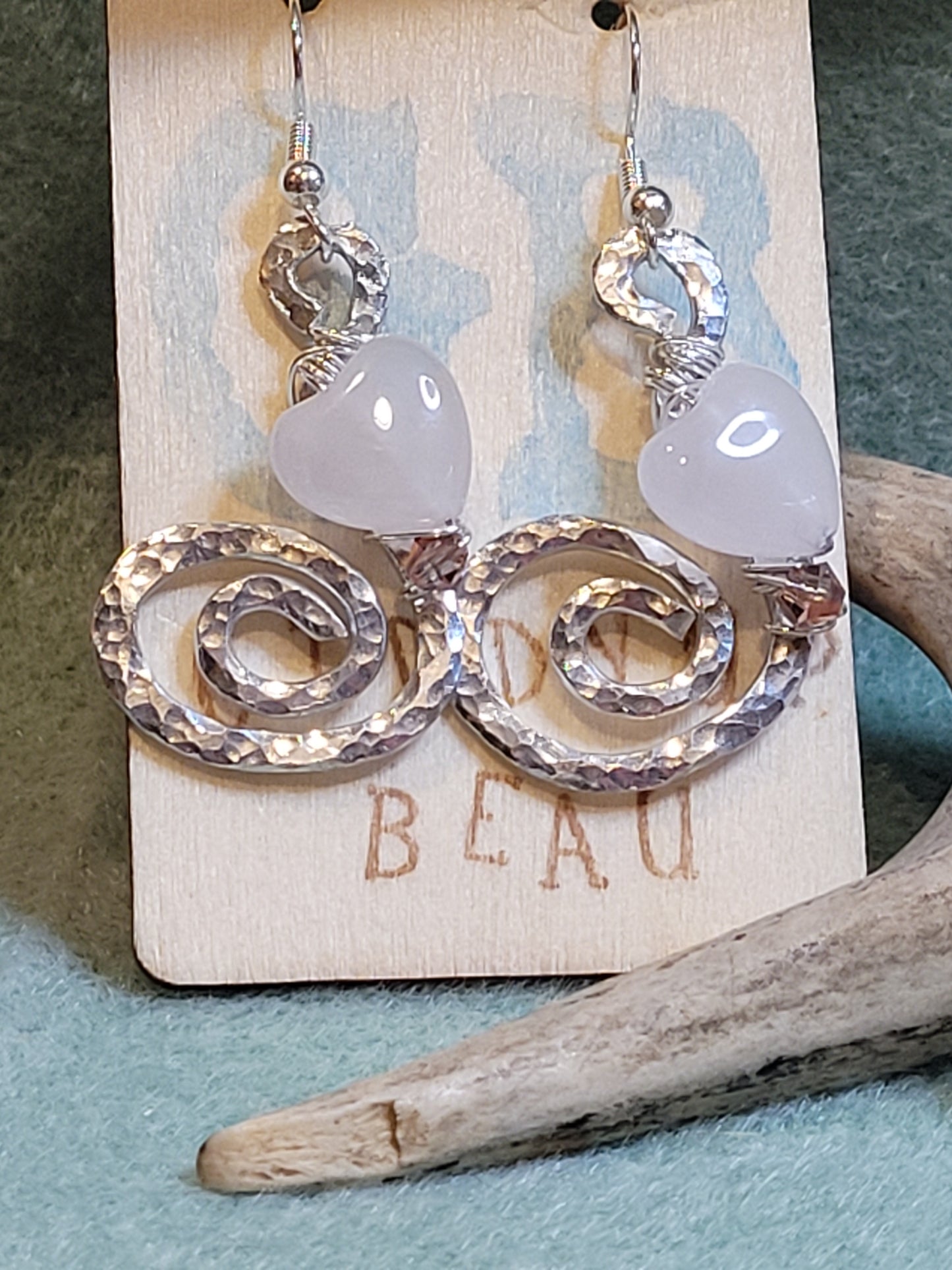 Handmade earrings hammered with Rosequartz Heart